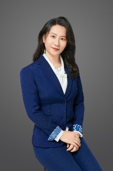 穿著藍(lán)色西裝的人描述已自動生成